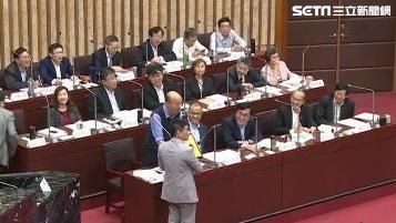 總質詢他送「吉祥物」　韓國瑜樂笑納