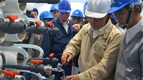 蘇貞昌視察澎湖 海淡與交通各補助5億元行政院長蘇貞昌（右2）7日視察澎湖海水淡化廠，並現場試飲海淡廠出水，盛讚水質甘美安全無虞。中央社　108年5月7日