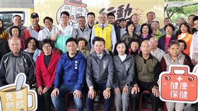 竹市府打造行動歡唱車 豐富長輩生活新竹市政府7日宣布啟動「行動歡唱車」，市長林智堅（前排右4）表示，行動歡唱車巡迴鄰里，讓地方長輩唱歌、玩遊戲，豐富生活。中央社記者郭宣彣攝　108年5月7日