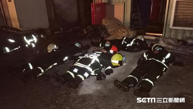 救火逾20小時　警消倒地這幕惹人淚