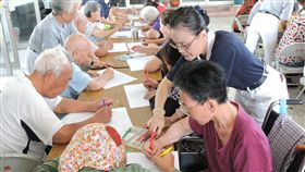 花蓮整合長照資源 福利地圖速找210據點花蓮縣各鄉鎮的社區組織透過向社會處申請，已成立79個社區照顧關懷據點，其中50個據點在今年增加辦理預防及延緩失能課程，成功轉型為社區照顧C據點。（資料照片）中央社記者李先鳳傳真　108年5月7日