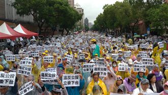 反同團體意志超堅強！雨中唱跳鯊魚歌