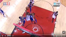 ▲暴龍『可愛』雷納德（Kawhi Leonard）在2位防守球員面前單手爆扣。（圖／翻攝自House of Highlights）