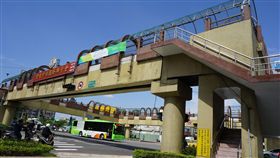 豐原圓環南路陸橋 試辦封閉一個月台中市豐原區圓環南路陸橋因使用率低，多年來存廢問題爭論不休，市府公告將在5月10日起試辦封閉陸橋一個月。中央社記者趙麗妍攝 108年5月6日
