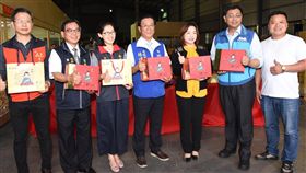 大陸茶商採購南投茶葉 首批裝櫃運出南投縣農會與濟南茶葉集團簽署採購意向書，計畫4年採購新台幣5億元農產，第一批價值約新台幣2500萬元的高山烏龍茶與紅茶6日裝櫃運往大陸，縣長林明溱（中）等人出席見證。（縣府提供）中央社記者蕭博陽南投縣傳真 108年5月6日