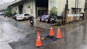 道路回填遇雨沉陷 高雄市府急交維連日降雨，高雄市鳳山區鳳仁路6日出現道路沉陷，造成民眾恐慌，當地里長和市府養工處緊急做交通維持，並請自來水公司處理。（工務局提供）中央社記者王淑芬傳真 108年5月6日