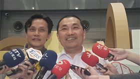 共飲翡翠水 侯友宜：歷任縣市長和中央努力成果對於總統蔡英文宣布年底雙北可共飲翡翠水庫水源一事，新北市長侯友宜（右）6日表示，板新水廠第二期工程年底完工，這不單是中央的功勞，而是新北歷任縣市首長的努力及中央合作的成果。中央社記者王鴻國攝 108年5月6日