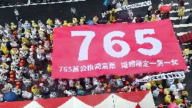 幸福盟拉大布條  呼籲落實公投結果