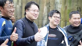 潮境保育區蛻變 陳其邁林右昌潛水見證成果基隆望海巷潮境海灣資源保育區成立將滿3年，基隆市長林右昌（左2）5日邀行政院副院長陳其邁（右2）一起前往當地下海共潛，見證海洋復育成果。（基隆市政府提供）中央社記者沈如峰基隆傳真 108年5月5日