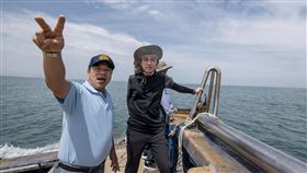 林智堅一日漁夫 體驗定置漁場討海人生新竹市長林智堅（右）5日到新竹明發定置漁場，與老闆陳明發（左）一起出海，當起「一日漁夫」，近距離體驗現撈魚貨過程。（新竹市政府提供）中央社記者魯鋼駿傳真 108年5月5日