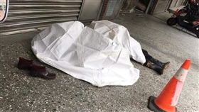 白布,工人躺騎樓地板休息（圖／翻攝自爆廢公社公開版）