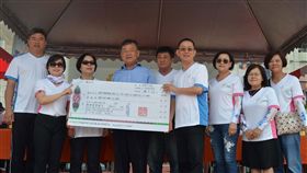 馬公國小120歲校慶 校友捐百萬發展外語力澎湖縣馬公國小4日歡慶創校120週年，不少畢業校友重返母校，校友張宗元（右4）在縣長賴峰偉（左4）等人見證下，捐贈新台幣100萬元做為學校教育基金，發展學童國際語文能力。中央社 108年5月4日