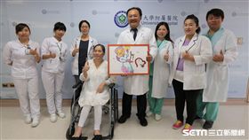 罹患罕病「脊髓空洞症」的患者吳淑真（中），不因身體病痛而停止畫畫。（圖／亞大醫院提供）