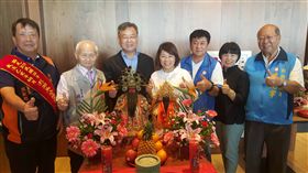 嘉義市與澎湖縣山盟海誓 全力拚觀光澎湖縣長賴峰偉（左3）與嘉義市長黃敏惠（右4）4日共同簽署觀光盟約，由兩地城隍爺見證，將攜手合作拚觀光。中央社　108年5月4日