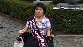 以才藝自信抗殘疾 飛輪女孩陳怡然做自己就讀國立中山大學社會系的陳怡然，成立粉絲專頁「飛輪女孩」分享生命故事，鼓舞身心障礙者，3日獲周大觀文教基金會頒發熱愛生命獎。中央社記者陳朝福攝　108年5月3日