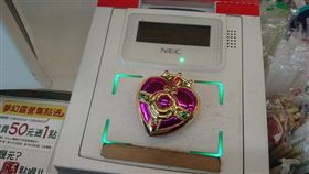 日本動漫美少女戰士是不少人童年的回憶，悠遊卡公司今年初推出「月光寶盒」形狀的悠遊卡，深受不少女孩喜愛。不過有一名男子抱怨，他在超商用老婆的「月光寶盒」悠遊卡結帳非常羞恥，認為這根本是「代替月亮懲罰老公」。其他網友看到後，紛紛暴動直喊：「你不識貨！這是夢幻逸品」。（圖／翻攝自爆怨公社）