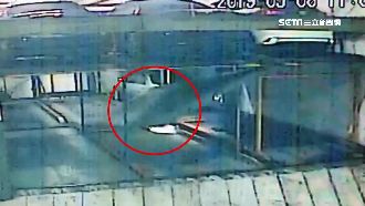 沒事出腳踹立柱　工人遭百斤鋼板壓扁