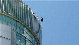 少女在大阪車站跳樓。（圖／翻攝自推特）
