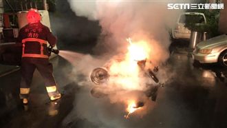 不爽女兒喝酒聊天！老爸揍2男燒機車