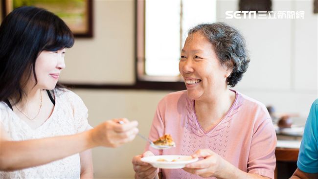 母親節習俗大不同　這國把媽媽綁床上