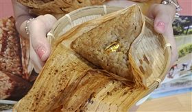 石門粽包金戒指 富基漁港母親節活動有驚喜新北市政府民政局11日將在富基漁港舉辦「108年石門粽、農特產等觀光推廣」活動，將市價新台幣4200元的金戒指藏在粽子中，讓參加活動的媽媽「品好運」。中央社記者葉臻攝　108年5月8日