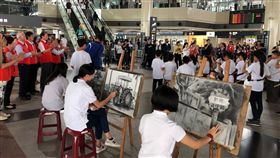 嘉大百年校慶 高鐵嘉義站快閃表演揭開序幕嘉義大學8日在高鐵嘉義站進行快閃表演，由師生以素描、小提琴及國樂演奏等藝文接力方式，分享嘉大百年校慶喜悅。中央社記者黃國芳攝　108年5月8日