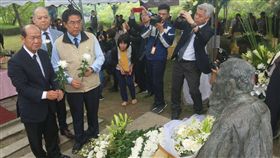 追思八田與一 台日代表齊聚烏山頭水庫嘉南農田水利會8日在烏山頭水庫舉辦「八田與一技師逝世77週年追思紀念會」，台南市長黃偉哲（前左2）等人向八田與一銅像獻花致意。中央社記者楊思瑞攝　108年5月8日
