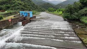 外傳武荖坑擬建水泥滑水道 宜縣府否認宜蘭縣武荖坑風景區擁有清淨溪水，外傳宜蘭縣政府有意在當地建置鋼筋混凝土滑水道，縣府8日強調，確實有意在夏天興建臨時性滑水道，目前仍在討論、尚未定案，但絕不可能是水泥結構，更不會破壞環境。中央社記者沈如峰宜蘭縣攝　108年5月8日