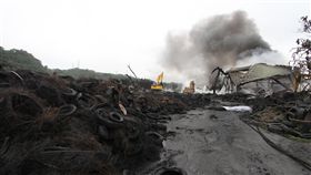 后里廢輪胎廠火警  餘燼處理中台中市后里區登嵙公司廢輪胎堆置廠發生火警，火勢在7日下午3時獲控制；但因廢棄輪胎層層堆置，仍有悶燒狀況，消防人員出動大型機具挖開滅火，歷經20小時不間斷灌救，現進行餘燼處理。中央社記者趙麗妍攝  108年5月8日