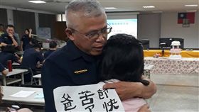 台中清水警分局另類母親節 為單親爸打氣台中市政府警察局清水分局8日舉辦母親節慶祝活動，除邀請女警媽媽參與，也邀請父兼母職的警察老爸同慶，子女們也到場送上卡片，場面溫馨。（警方提供）中央社記者蘇木春傳真　108年5月8日