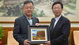 解決護理人力不足 輔英科大在澎湖開班輔英科技大學預計在澎湖開設護理二技、碩士學分班，校長顧志遠（右）8日率團拜會澎湖縣長賴峰偉（左），盼以護理專業協助提升護理人員能力。中央社 108年5月8日