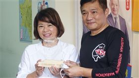 阿里山國際馬拉松 最高點海拔1000公尺嘉義市長黃敏惠（左）、市議員陳家平（右）8日出席2019阿里山國際馬拉松宣傳影片記者會，展示活動伴手禮「特色阿里山火車夜燈」。（嘉義市政府提供）中央社記者江俊亮傳真 108年5月8日