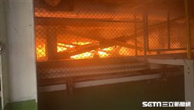 雲林斗六富喬工業熔爐破裂，近千度玻璃熔漿溢出／翻攝畫面