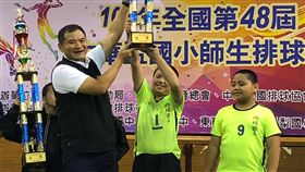 屏東睽違10多年 內埔國小奪中華盃排球冠軍108年全國第48屆中華盃國小師生排球賽7日落幕，屏東縣內埔國小學生勇奪國小5年級男童組冠軍，為校爭光。（內埔國小提供）中央社記者郭芷瑄傳真　108年5月8日