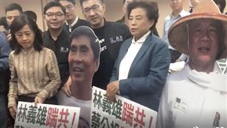 藍委杯葛公投！竟搬出蔡同榮人形立牌