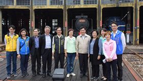 彰化市鐵路高架化 中央地方合作加速辦理立法院交通委員會8日赴彰化縣考察，交通部長林佳龍（左7）、彰化縣長王惠美（左8）等人陪同，眾人關心彰化市鐵路高架化、扇形車庫等議題，並在扇形車庫前合影。（彰化縣政府提供）中央社記者蕭博陽彰化縣傳真　108年5月8日