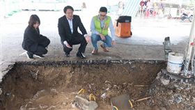 聖薩爾瓦多城考古挖掘 林右昌：盼再現本土歷史基隆市政府透過大基隆歷史場景計畫，邀團隊展開深入考古挖掘工作，市長林右昌（中）8日前往和平島考古現場探班，盼藉此讓大家對本土歷史更加瞭解。（基隆市政府提供）中央社記者王朝鈺傳真 108年5月8日