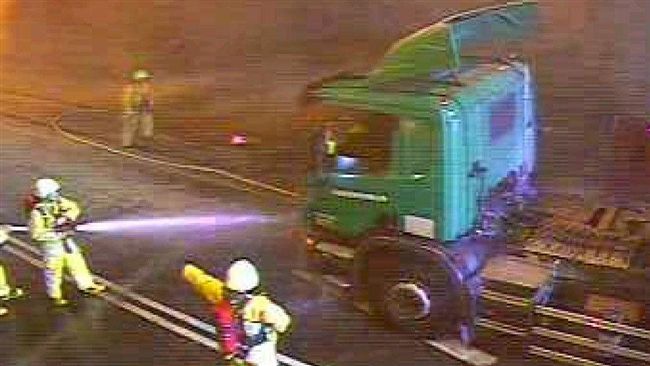 觀音山隧道口火燒車　貨櫃車頭突竄火