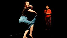 雲門流浪者計畫分享 在孤寂中追尋自我雲門基金會第14屆「流浪者計畫」3日下午在雲門劇場舉行分享會，參與成員之一的劇場演員彭艷婷（左）與母親（右）在分享會上表演緬甸傳統歌舞。（雲門基金會提供）中央社記者洪健倫傳真 108年5月3日