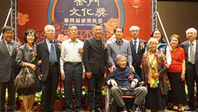 金門文化獎頒獎 得獎人讓島嶼更美麗第4屆金門文化獎頒獎典禮4日晚間舉行，縣長楊鎮浯（左5）感謝得獎人讓金門這座島嶼更美麗多元，充滿生命力。中央社記者黃慧敏攝　108年5月4日