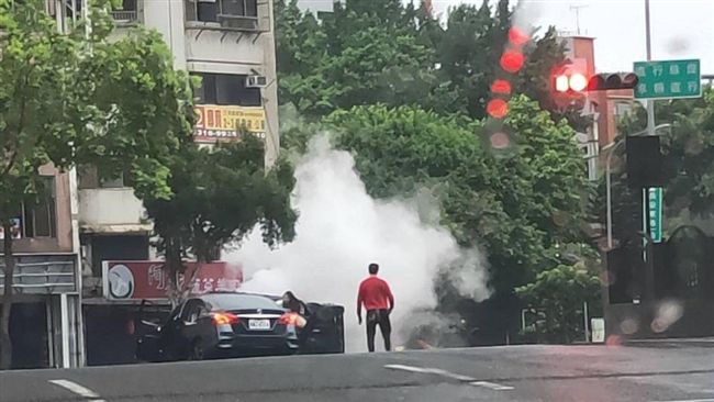 驚！瓦斯桶貨車遭撞⋯噴出白色氣體