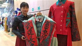 用服裝重新看歷史 獲金點新秀年度最佳設計獎2019金點新秀設計獎5日揭曉，實踐大學服裝設計學系學生盧冠妤（圖）透過服裝重新看待日治時期的台灣與1945終戰，獲得「金點新秀年度最佳設計獎」。評審認為，作品從發想到創作細節都很成熟。中央社記者鄭景雯攝 108年5月5日