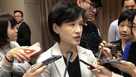 文博會成果亮眼 立委促移師縣市文化部評估文化部長鄭麗君（中）6日上午列席立法院教育及文化委員會專案報告，她表示，文化部正研擬修改文化創意產業發展法，檢討產業分類方式，找出更多政策工具，透過深化文化內涵，提升台灣的文創產值。中央社記者洪健倫台北攝 108年5月6日