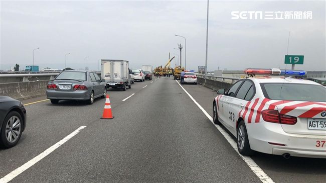 女開車突腳麻停路肩　貨車追撞慘翻覆
