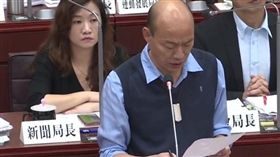 ▲韓國瑜9日答詢未正面回覆康裕成問題，僅低頭念稿
