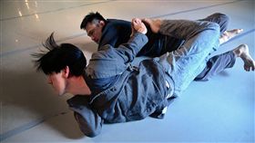 周書毅王榮祿舞作無用 以創作走出低谷香港現代舞團「不加鎖舞踊館」推出舞作「無用」，由舞團藝術總監王榮祿（後）與台灣舞者周書毅（前）共同編舞、演出，8日在記者會中搶先曝光精彩片段。中央社記者王飛華攝　108年5月8日