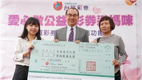 ▲台彩總經理蔡國基到投注站頒發頭獎之家獎牌。（圖／台灣彩券提供）