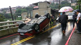 日籍男大生載3友遊九份　撞護欄翻覆