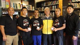 魏應充昨（9）日帶著味全龍總教練葉君璋及教練張泰山和小選手相見歡。（圖／頂新和德文教基金會）