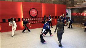 舞蹈空間勥母親節登場 邀親子從大廳玩進劇場舞蹈空間30週年紀念活動「勥」即將推出首檔節目，並在舞團大廳設置肢體工作坊「日常編舞．與我共舞」，8日邀請板橋江翠國小師生體驗。中央社記者洪健倫攝　108年5月8日